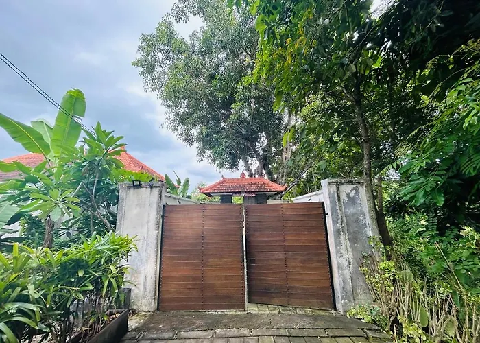 Spacious 3br Center Bingin